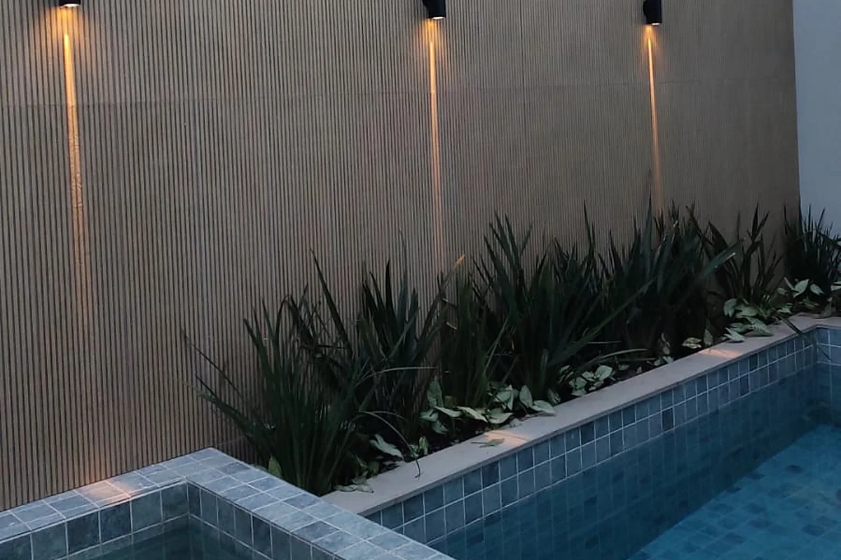 Piscina com jardim vertical e iluminação embutida na parede