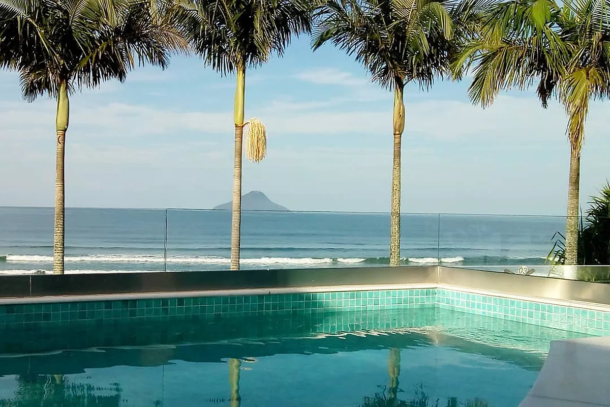 Piscina com deck e vista para o mar, no litoral norte de São Paulo